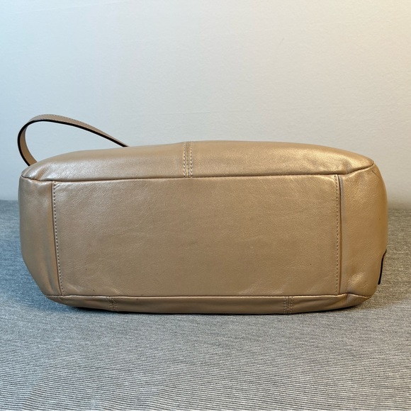 COACH Gallery Top zip Tote in metallic light tan leather - Picture 6 of 11